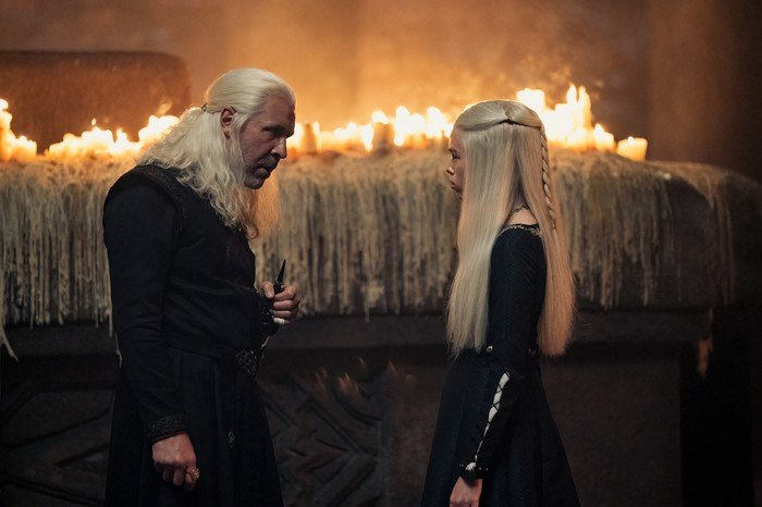   Com es relaciona Rhaenyra amb Daenerys i el rei boig de la casa del drac?